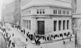 New York, 1914: het hoofdkantoor van (toen nog) J.P. Morgan &amp; Co. op 23 Wall Street, op de hoek met Broad Street.