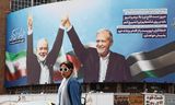 Billboard in Teheran waarop de Iraanse president Pezeshkian (rechts) te zien is met de deze week omgebrachte politiek leider van Hamas,  Ismail Haniyeh.