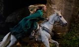 Morfydd Clark als de elf Galadriel in de serie ‘The Rings of Power’.