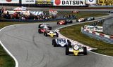 De Fransman René Arnoux gaat aan de leiding in de Grote Prijs van Nederland in 1980 op het circuit van Zandvoort.