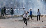 Studenten staan tegenover de politie tijdens een demonstratie in Dhaka, Bangladesh. „Voor zover we kunnen vaststellen, zijn het niet militairen die op de studenten hebben geschoten.”  