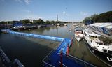 Langs de oevers en op het water van de Seine is alles in gereedheid gebracht voor de  triatlonwedstrijden.