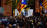 De separatistische Catalaanse politicus Carles Puigdemont houdt donderdagochtend een toespraak op een podium onder de Arc de Triomf in Barcelona.