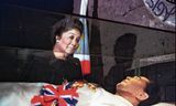  Imelda Marcos bij het lichaam van haar man in het Marcos Mausoleum, 1996.