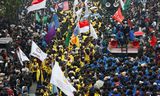 Studenten namen donderdag deel aan protesten bij het parlement in Jakarta, tegen een wetswijziging die volgens critici dreigt de oppositie buitenspel te zetten. 