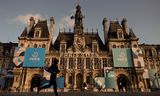 Aankondigingen van de Olympische Spoelen (26 juli-11 augustus) op Hôtel de Ville, het stadhuis van Parijs. Burgemeester Anne Hildalgo roept haar stadgenoten op om thuis te blijven.   