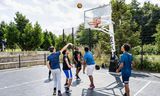 In het Nelson Mandelapark in Amsterdam-Zuidoost wordt 3x3 basketbal gespeeld.