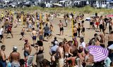 Drukte op het strand van IJmuiden, waar veel mensen afgelopen zondag verkoeling zochten vanwege de hitte