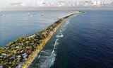 Tuvalu, een klein eiland in de Stille Oceaan, wordt bedreigd door de stijging van de zeespiegel.  