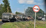 Een rij beschadigde Russische militaire trucks in Koersk, vrijdag 9 augustus.   