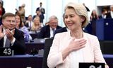 Commissievoorzitter Ursula von der Leyen reageert op haar herverkiezing voor een tweede termijn, donderdag in het Europees Parlement in Straatsburg. 