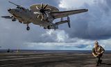 Operatie met een E-2D Hawkeye-radarvliegtuig op het Amerikaanse vliegdekschip USS Abraham Lincoln, dat vanuit de Stille Oceaan onderweg is naar het Midden-Oosten om Israël te kunnen helpen verdedigen, zondag.