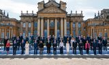 Deelnemers aan de EPG-top in Blenheim Palace, donderdag in Woodstock. In het midden de Britse premier Keir Starmer. De Nederlandse premier Dick Schoof  staat op middelste rij, als tweede van rechts.