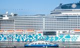 Cruiseschip MSC Euribia in het Amsterdamse IJ.  De toeristen die vanaf dergelijke schepen de stad intrekken, zijn volgens D66-fractievoorzitter Ilana Rooderkerk „een soort sprinkhanenplaag”.