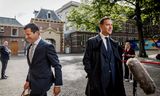 Eelco Heinen (rechts), minister van Financiën, op het Binnenhof. 