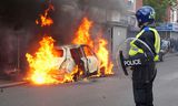 Een auto staat in brand op Parliament Road in Middlesbrough, Engeland