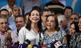 Oppositieleider María Corina Machado (l) presenteert vrijdag in Caracas haar vervanger als presidentskandidaat, de  filosoof Corina Yoris, naast haar.