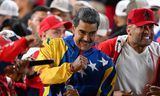 Nicolás Maduro viert de overwinning. 