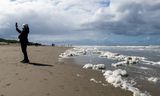 Grote vlokken gelig zeeschuim op het strand bij Callantsoog, eerder dit jaar. Foto Anita Pantus