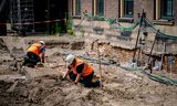 Archeologen van de gemeente Den Haag maandagmiddag op het Binnenhof bij het archeologisch onderzoek naar de Hofkapel.