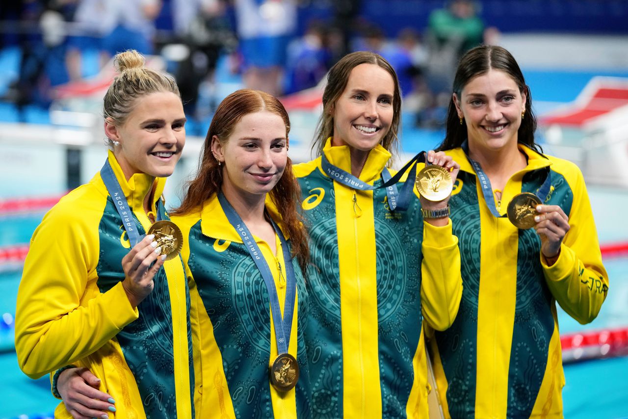 Shayna Jack, Mollie O’Callaghan, Emma Mckeon en Meg Harris (v.l.n.r) wonnen goud op de 4x100 m vrije slag op de Olympische Spelen in Parijs.