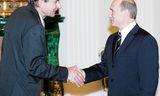 Jeroen van der Veer (l) met de Russische president Vladimir Poetin, eind 2006 in Moskou.