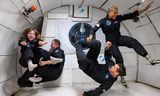 De bemanning van de  Inspiration4-missie van SpaceX traint gewichtloosheid tijdens een Zero G-vlucht. Links: Hayley Arceneaux.