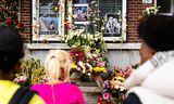 Bloemen en kaarsen voor het huis waar Marlous en haar veertienjarige dochter werden doodgeschoten.