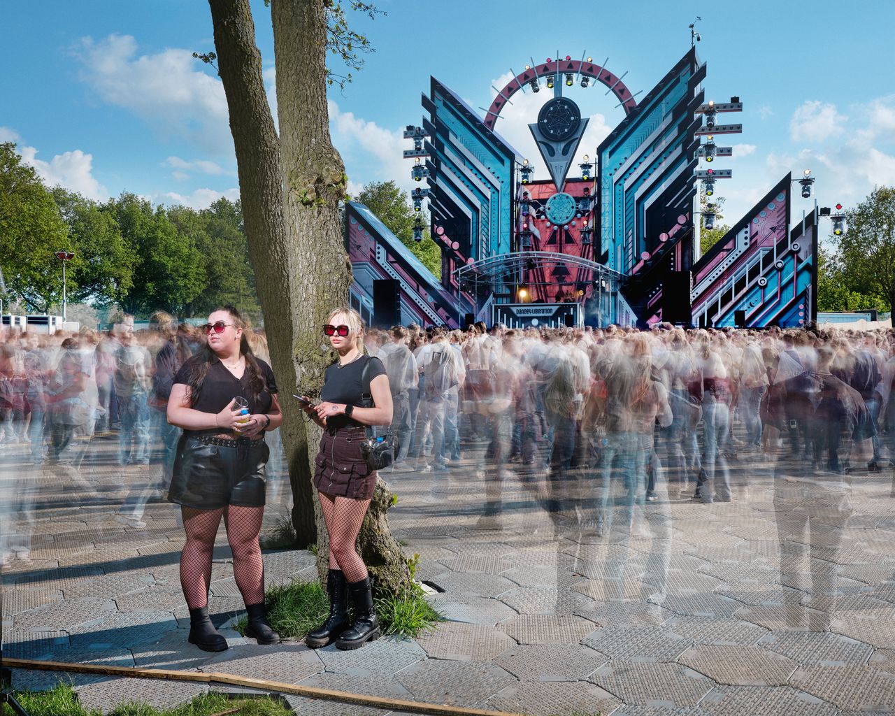 Eddo Hartmann fotografeerde festivalgangers die een paar seconden uit de gekte stapten