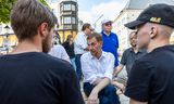 Michael Kretschmer (midden), minister-president van de deelstaat Saksen, bij een verkiezingsbijeenkomst in Zwickau, 15 augustus.   