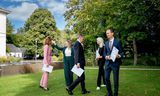 Premier Schoof poseert vrijdagmiddag met het regeerprogramma, samen met de ministers Sophie Hermans, Fleur Agema, Mona Keijzer en Eddy van Hijum.  