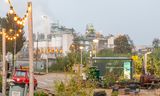 De chemische fabriek Ketjen in Amsterdam-Noord, met op de voorgrond stadsstrand  De VerbroederIJ. 