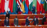 De Chinese president Xi Jinping begroet donderdag William Ruto, president van Kenia, bij de opening van de China-Afrika-top in Beijing. 