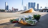 Aan de voet van de Erasmusbrug in Rotterdam, waar donderdagavond een 32-jarige man om het leven kwam bij een steekpartij, worden bloemen gelegd. Bij de mesaanval raakte ook een 33-jarige man zwaargewond. De verdachte, een man van 22 jaar werd door omstanders overmeesterd. 