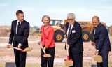 V.l.n.r.: Michael Kretschmer, minister-president van de Duitse deelstaat Saksen, president van de Europese Commissie Ursula von der Leyen, C.C. Wei, topman van TSMC en de Duitse bondskanselier Olaf Scholz. 