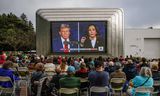 Het eerste tv-debat tussen presidentskandidaten Kamala Harris en Donald Trump was op veel plekken op grote schermen te bekijken, zoals hier bij een kunstmuseum in Berkeley. 