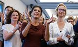 Partijleider Sahra Wagenknecht (midden) en lijsttrekker Katja Wolf van BSW reageren op de resultaten van de exitpoll .