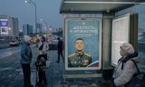 Een affiche op een bushalte in Moskou roemt de moed van Russische soldaten. Vele Russen vrezen een nieuwe mobilisatie voor de oorlog in Oekraïne.   