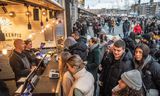 Toeristen op het Damrak in Amsterdam. De genoemde Britten uit deze reportage staan niet op de foto.