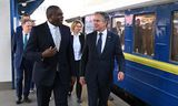 De Britse minister van Buitenlandse Zaken David Lammy (links) en zijn Amerikaanse ambtgenoot Antony Blinken arriveren op het station van Kyiv, 11 september. Ze spreken met president Zelensky over de regels voor het gebruik van westerse wapens tegen doelen op Russisch grondgebied.   