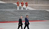 De Russische president Poetin (l) en de Chinese president Xi bij de welkomstceremonie in Beijing, 16 mei.  