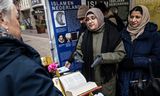 Moslims delen korans uit in Arnhem en vertellen over de islam.  