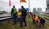 Demonstranten van Extinction Rebellion verzamelen nabij de A10 in Amsterdam voordat zij deze gaan blokkeren.  