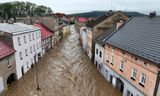 Water raast door de straten van Glucholazy in Zuid-Polen. In het land overleed één persoon aan de gevolgen van storm Boris.