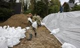 Militairen leggen maandag in het Hongaarse Pilismarot een barrière aan met zandzakken tegen hoogwater in de Donau. 