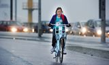 Een fietser in de Rotterdamse regen. 