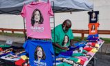 T-shirts van Harris op een campagnebijeenkomst in Charlotte, North Carolina. Foto Erik S. Lesser/EPA 