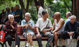 Ouderen in een park in Fuyang. China verhoogt de pensioenleeftijd nu het stelsel door de vergrijzing onbetaalbaar wordt. 