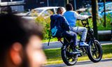 Twee jongeren rijden met een fatbike door Dordrecht. Foto Jeffrey Groeneweg/ ANP / HH