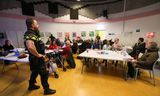 Wijkagent Theo Denie informeert  ouderen over babbeltrucs, in Huis van de Wijk in Ommoord, Rotterdam.